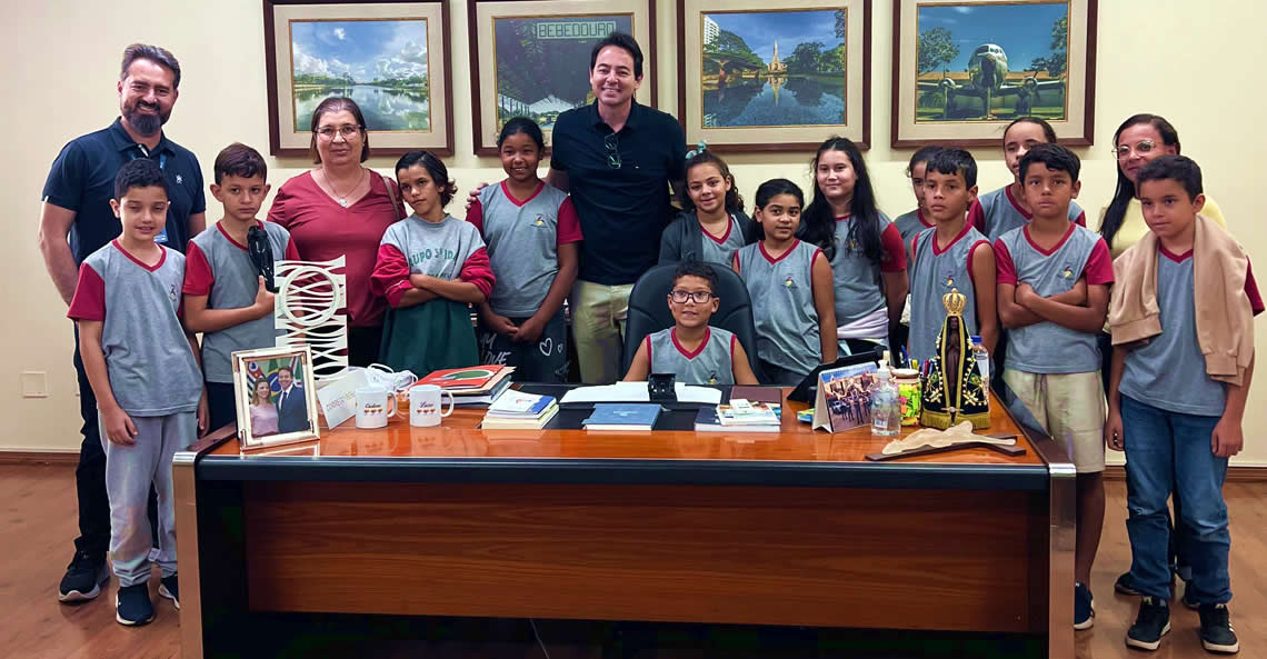 Alunos da EMEB Efigênia visitam a Prefeitura e conversam com o prefeito